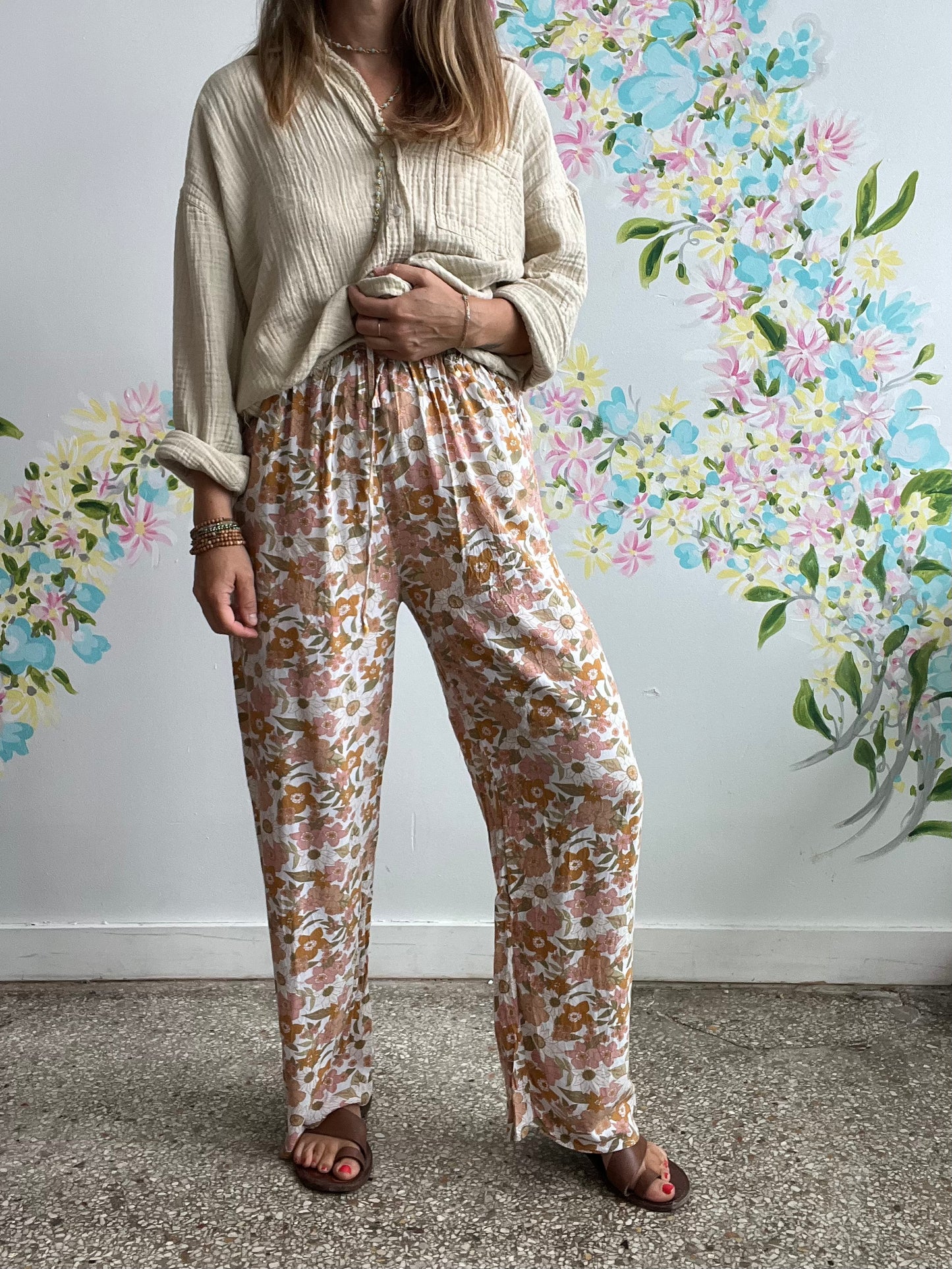 Flowy, comfy, floral print pants NO SIZE fit like a SMALL