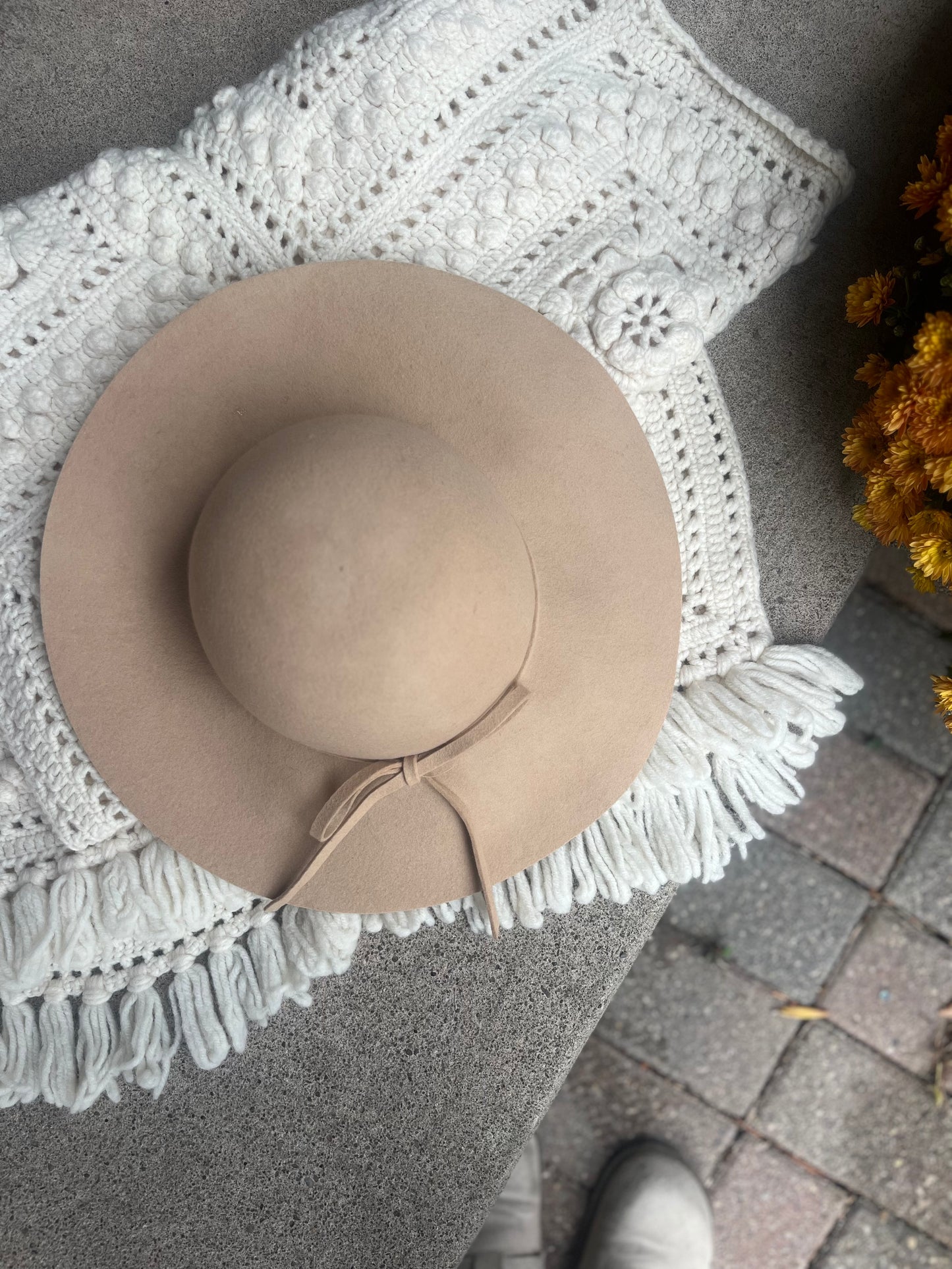 100% wool hat with bow