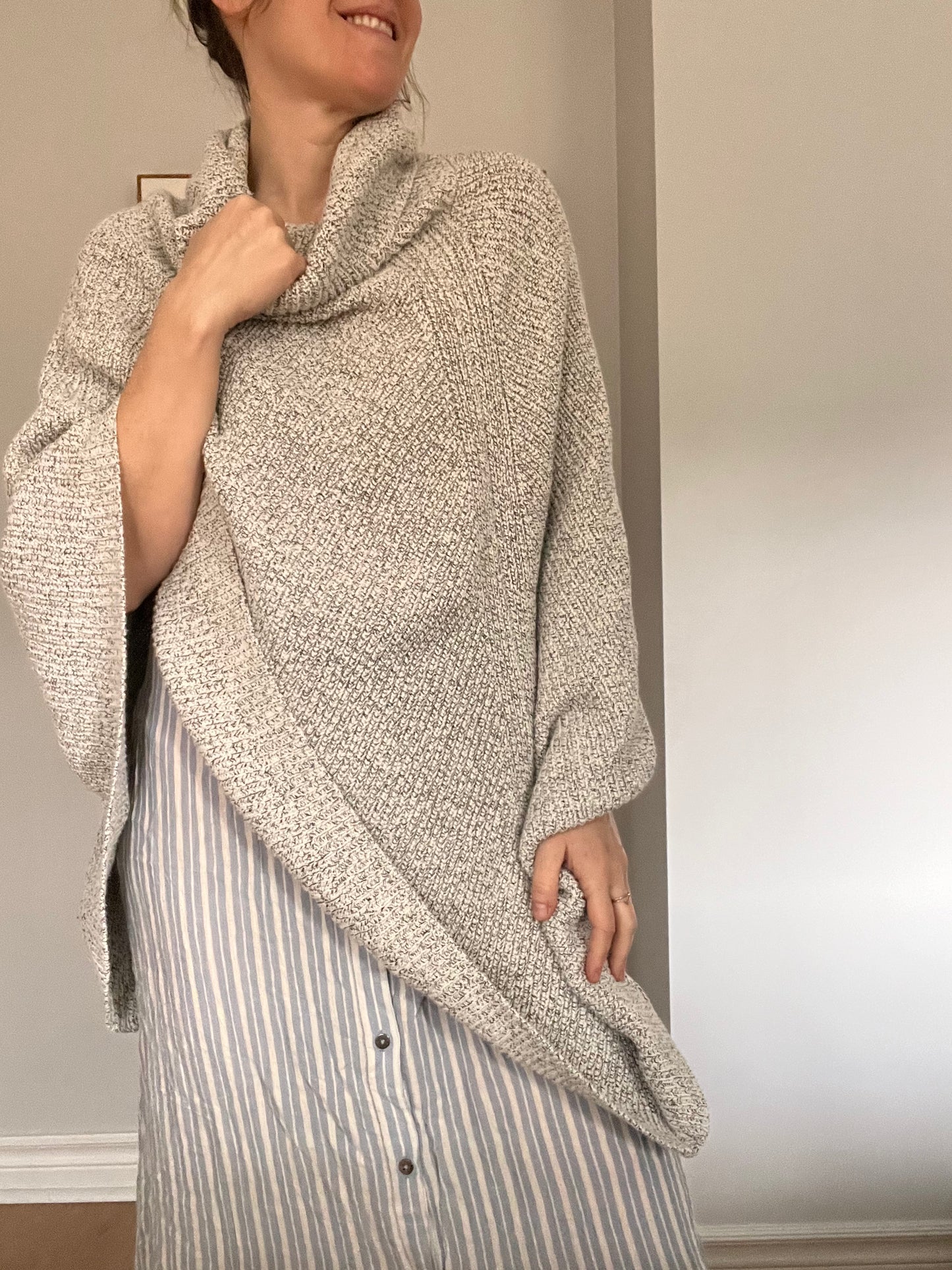 ROOTS Heather grey knit poncho ONE SIZE