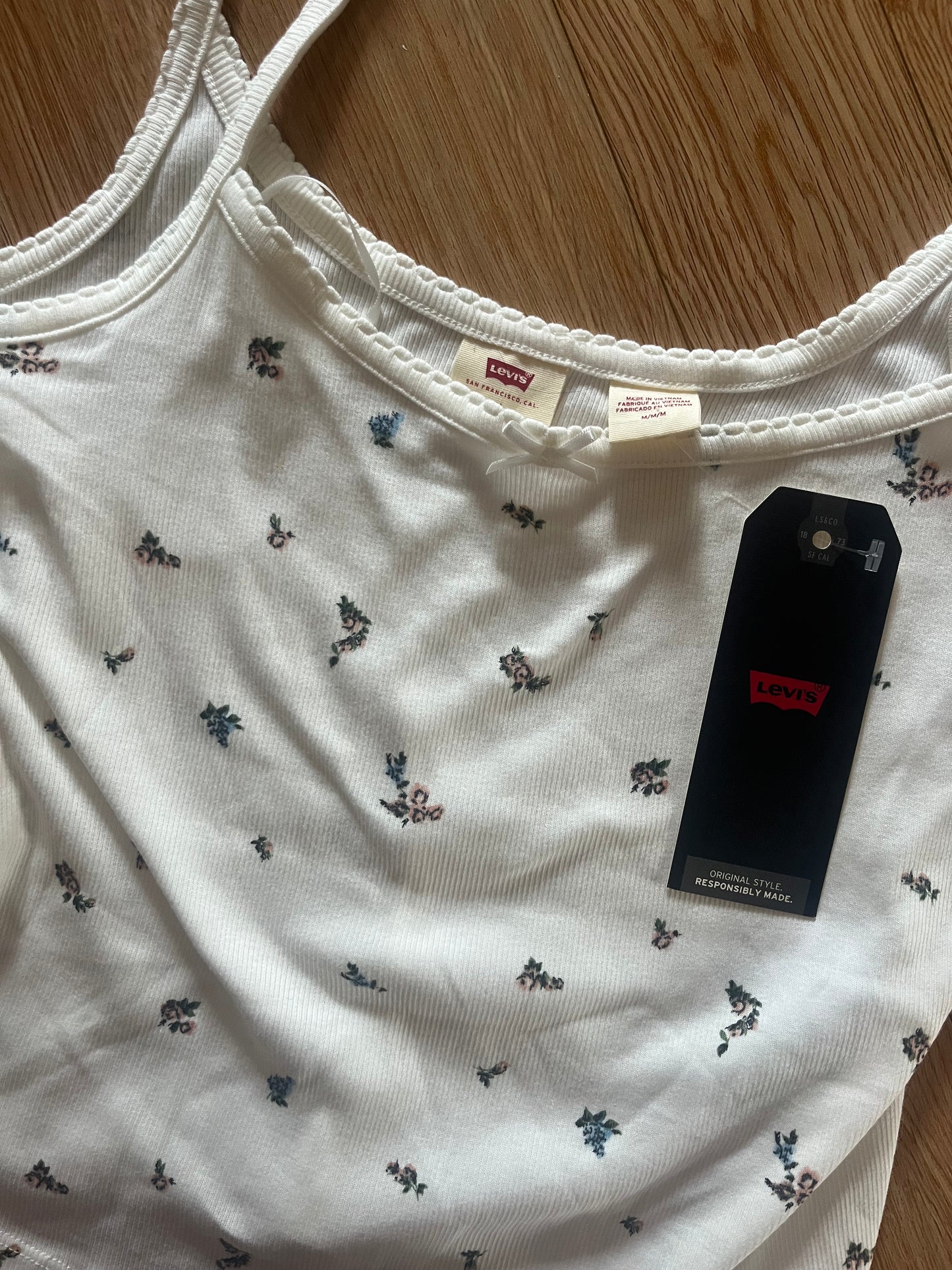 Levi’s NWT tank SIZE medium