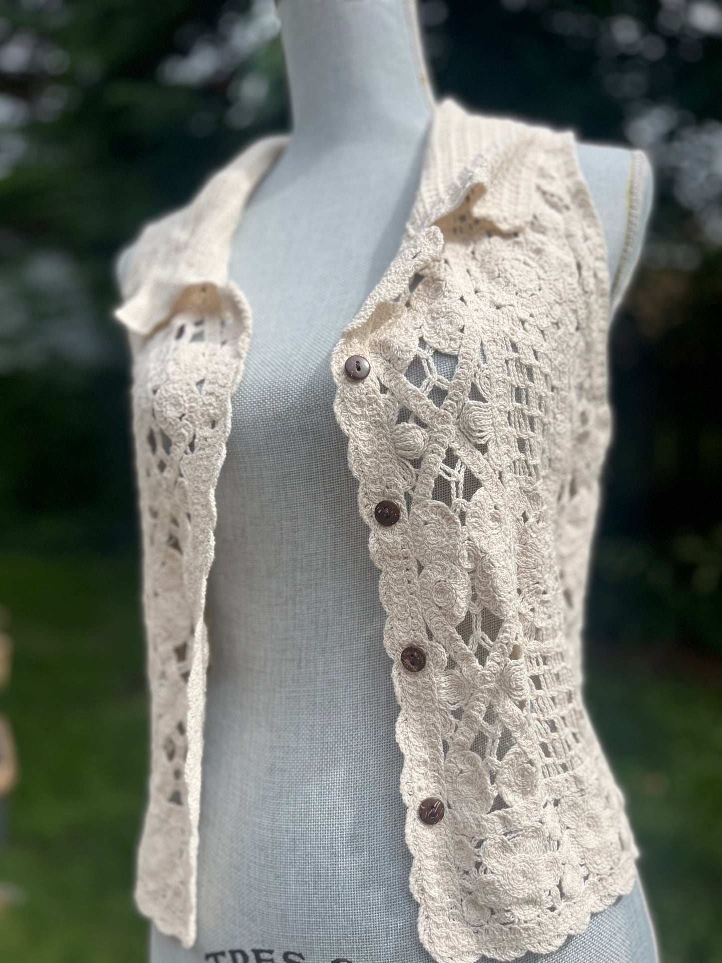 Knit wooden button vest SIZE small/medium