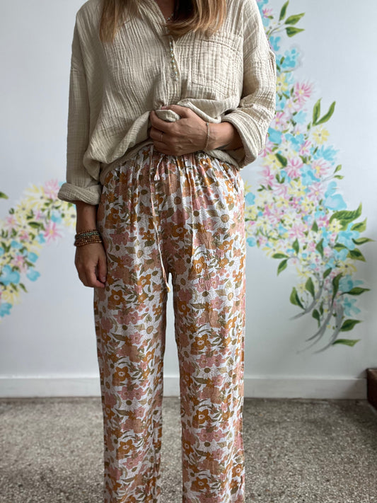 Flowy, comfy, floral print pants NO SIZE fit like a SMALL